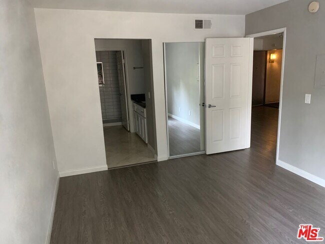 Building Photo - 5530 Owensmouth Ave