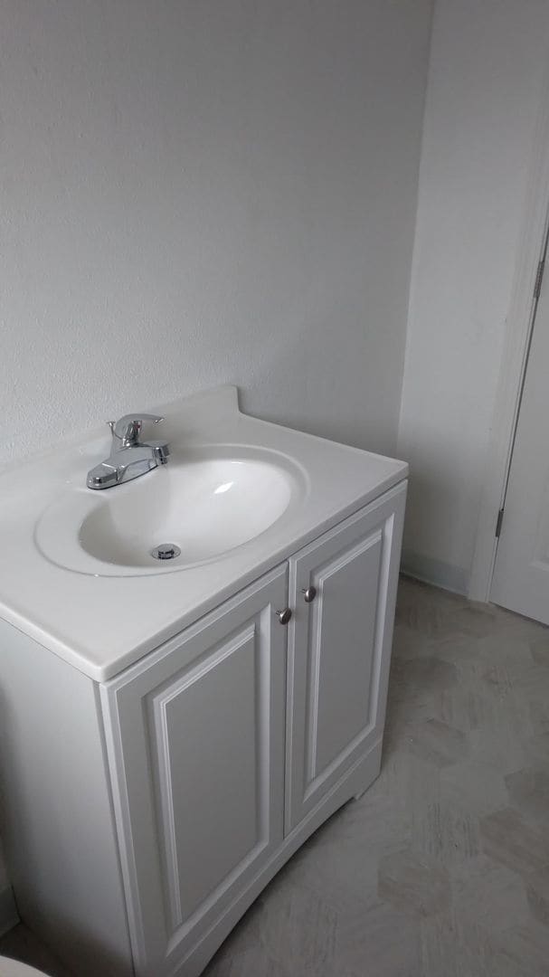 Building Photo - Quaint 1 Bedroom With Yard