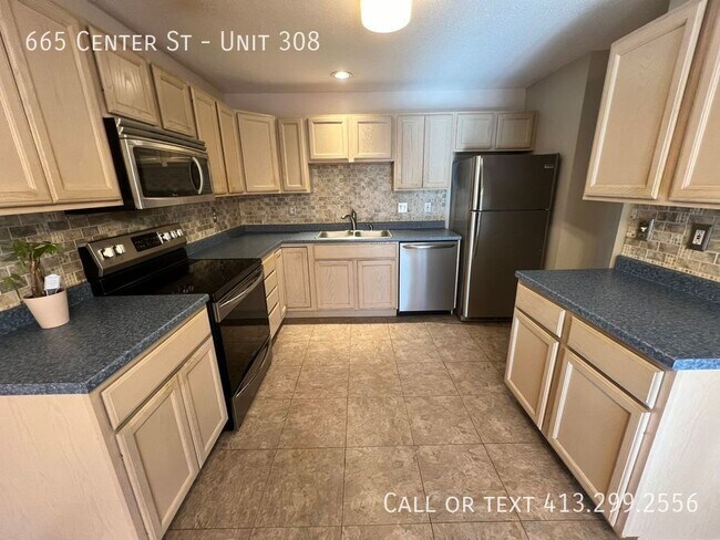 Building Photo - 665 Center St