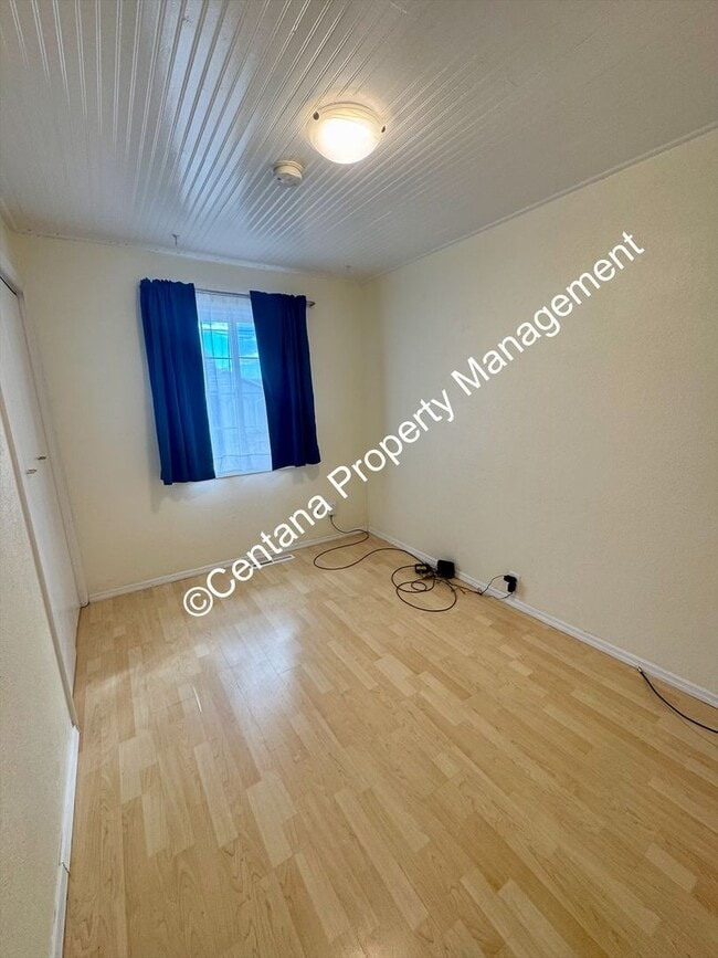 Building Photo - 3 Bed 1 Bath located on the flats