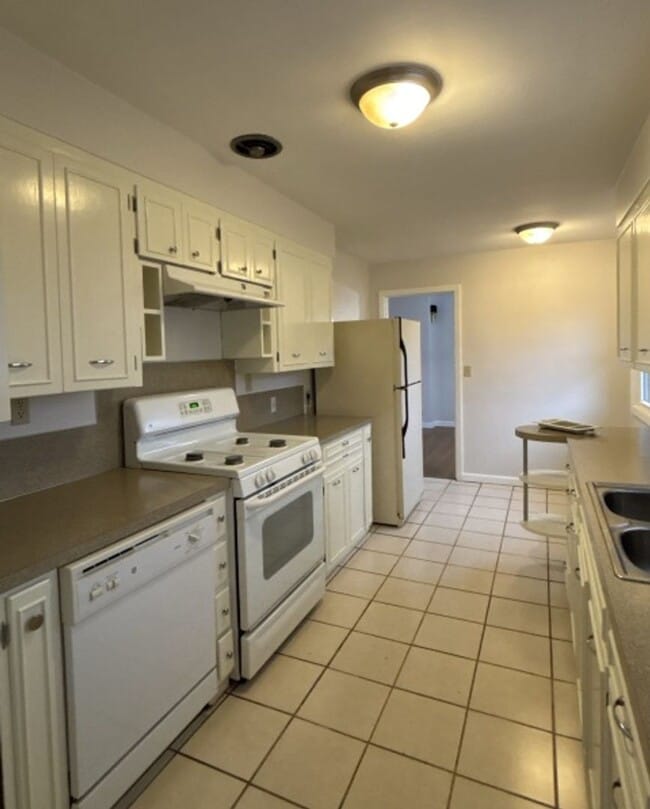 Building Photo - 3Bd/2Ba Single Story House - Available to View!