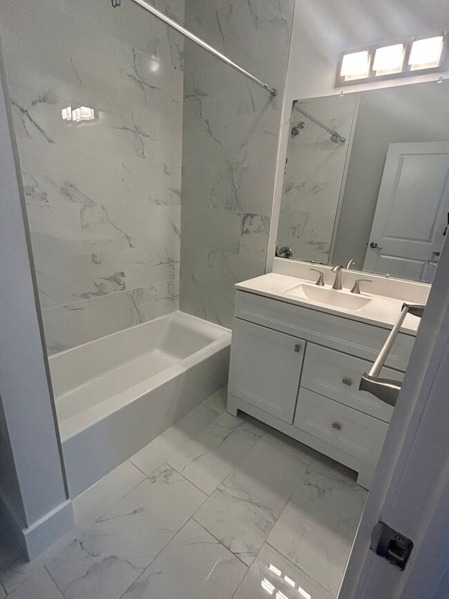 Building Photo - Fabulous vintage charm with all the modern...