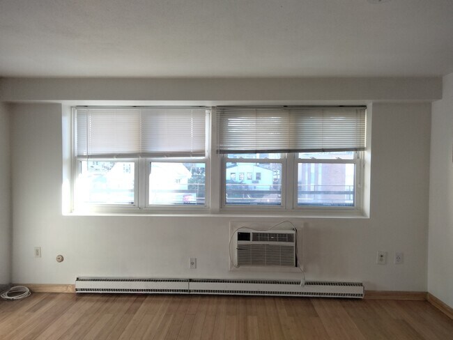 Building Photo - 340 Main St