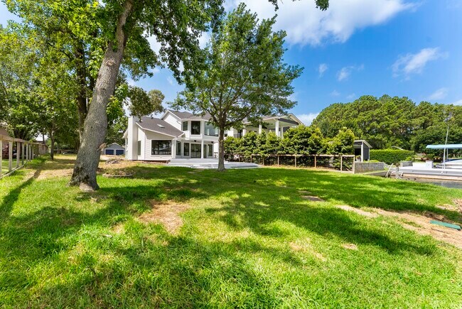 Building Photo - 3920 Brookhaven Dr