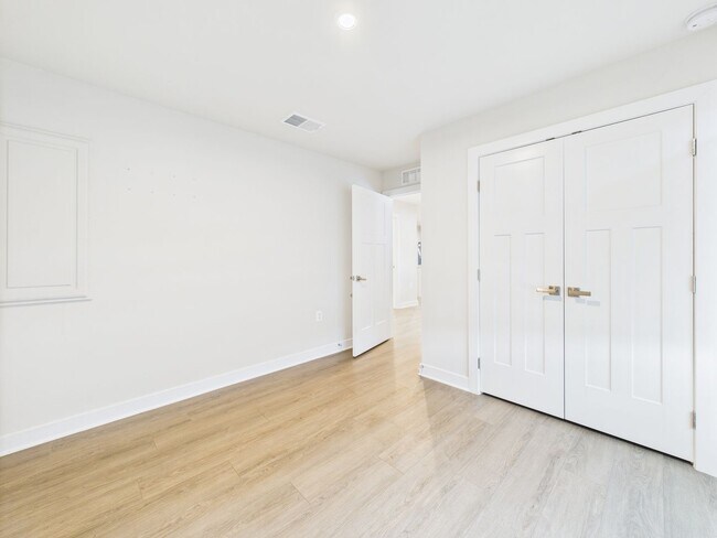 Building Photo - Functional Floorplan, Modern Comfort – Wel...