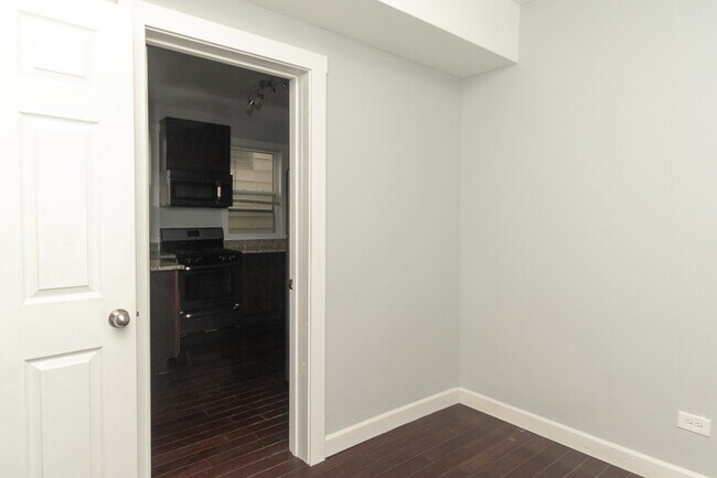 Building Photo - 2968 N Ridgeway Ave