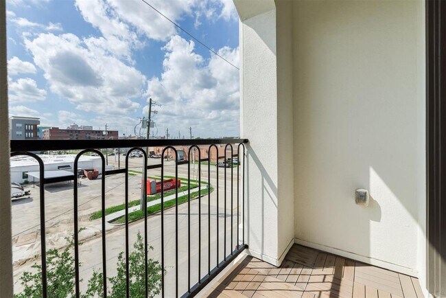 Building Photo - 619 Live Oak St