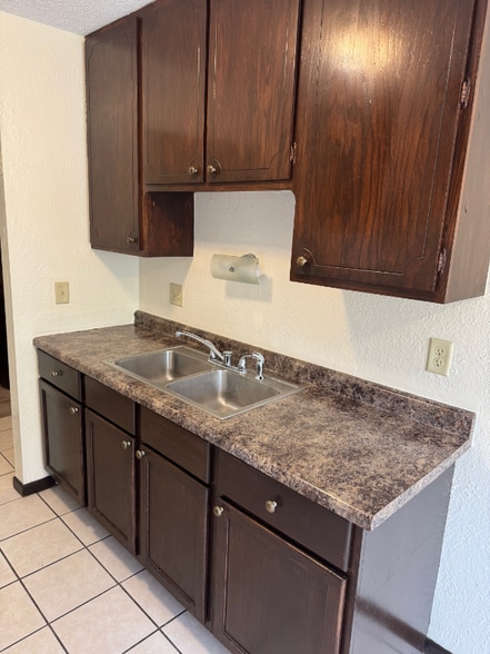 Building Photo - 995 St Albans St N