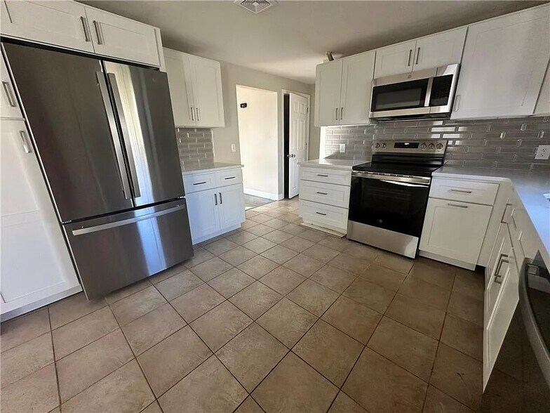 Building Photo - 74 Lake St