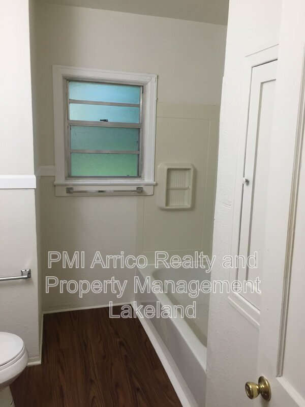 Building Photo - 124 Bassedena Cir S