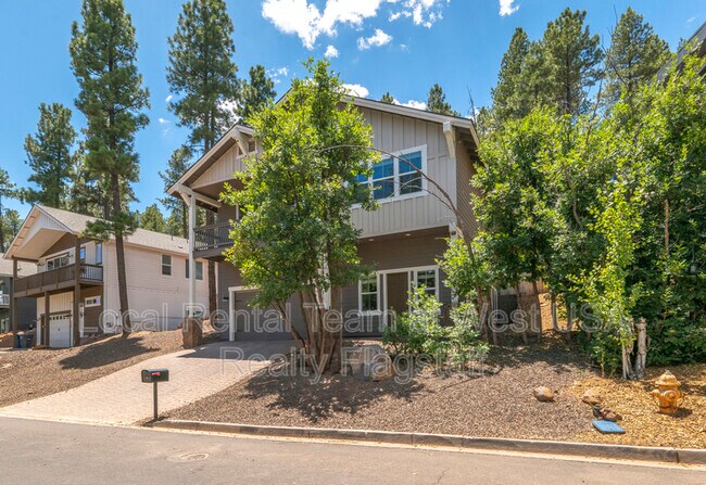 Building Photo - 781 N Forest View Dr