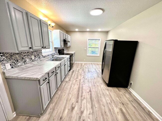 Building Photo - 804 W 2nd St