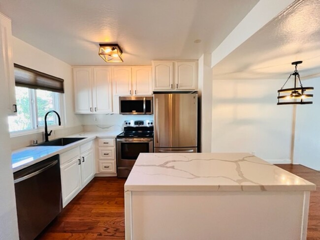 Building Photo - Move-in Ready 2BD/2.5BA Townhome in Westsi...