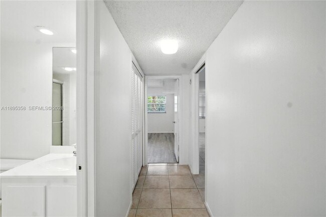 Building Photo - 3850 Oaks Clubhouse Dr