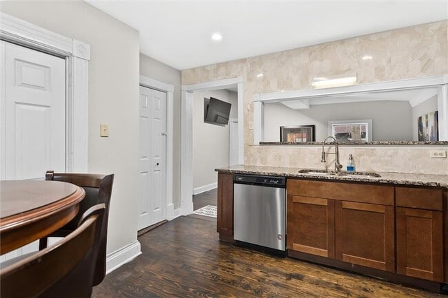 Building Photo - 867 Beecher St SW