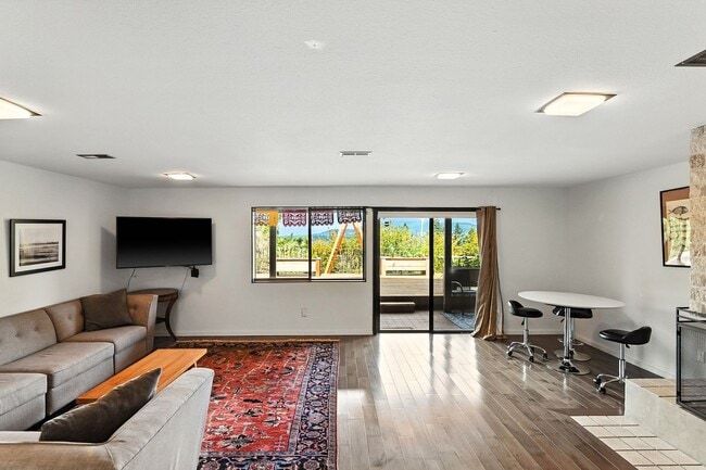 Primary Photo - Stunning 1 Bed + Bonus Room/1 Bath Lower-L...