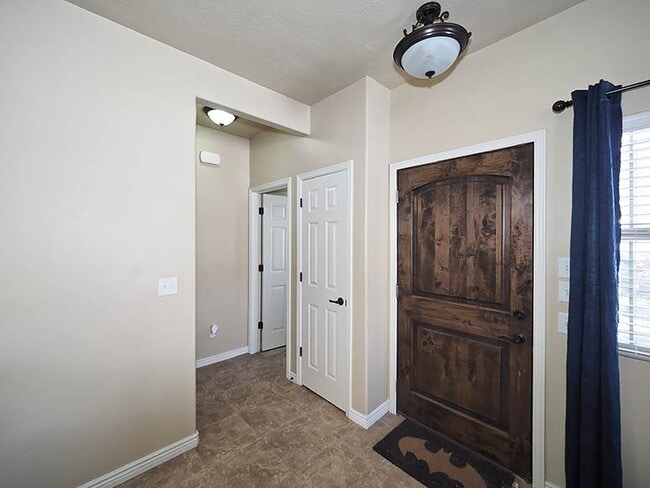 Building Photo - Perfect Town Home in Eagle Mountain