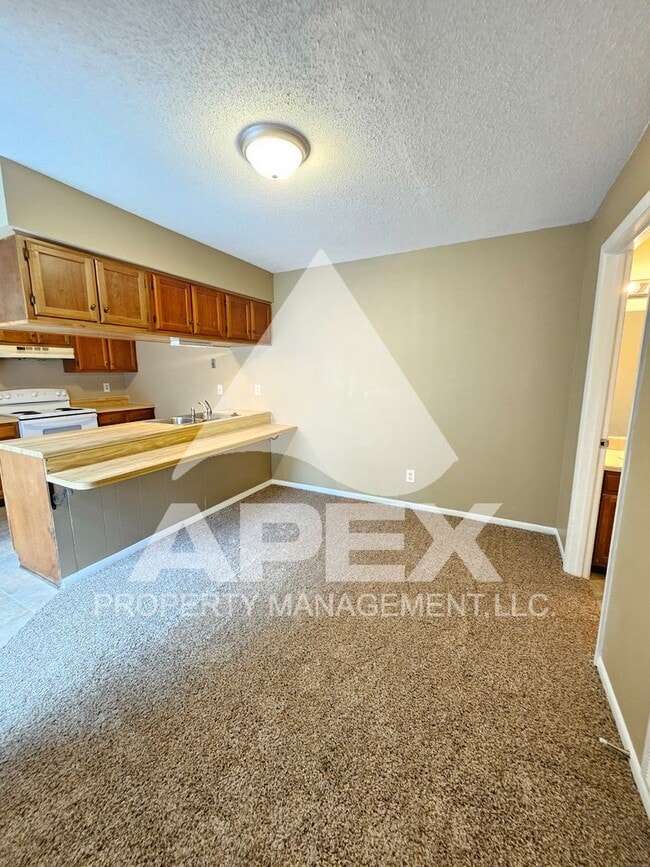 Building Photo - NICE - 2 Bedroom 1.5 Bath Townhouse WEST o...