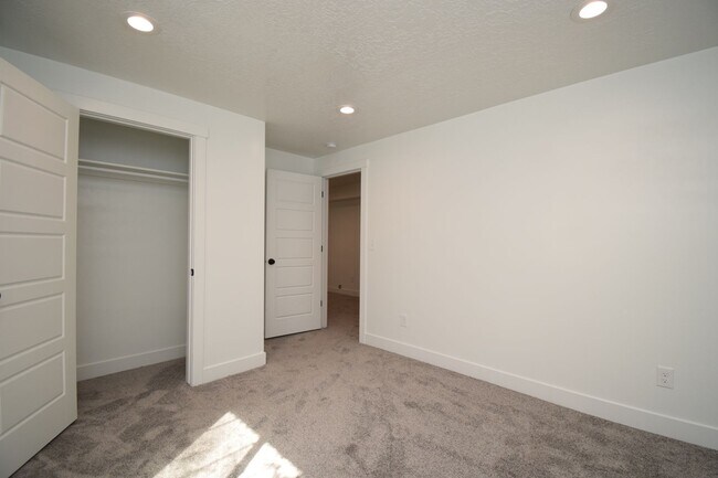 Building Photo - 5 Bed 3.5 Bath House next to TopGolf!!!
