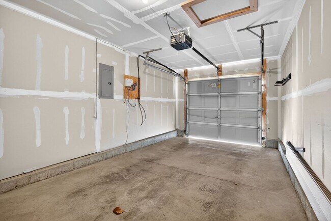 Building Photo - Spacious 3BR Townhome Across From Neighbor...