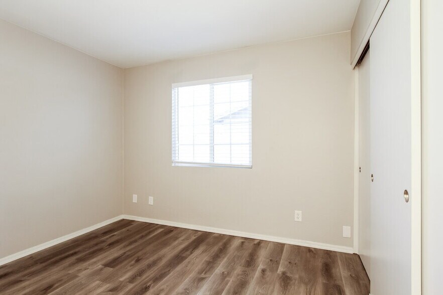 Building Photo - 5620 W Villa Maria Dr
