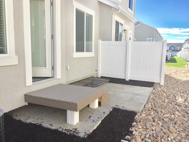 Building Photo - Luxury Townhome For Rent - Four Bedrooms!!