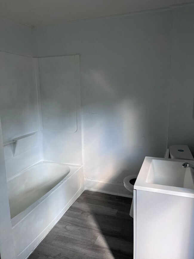 Building Photo - Classic Colonial Charm with Modern Comforts –  3 Bedroom Home!