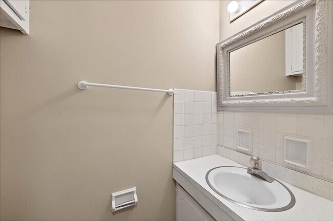 Building Photo - 717-717 Southfield Ct