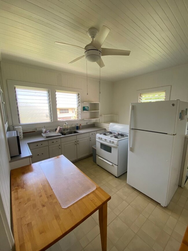 Building Photo - Spacious 4 bedroom 2 bath house.