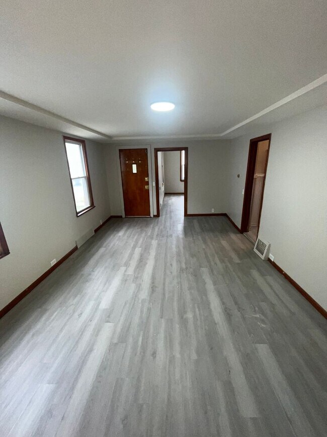 Building Photo - Section 8 Accepted! Spacious Newly Renovat...