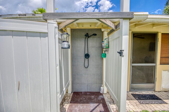 Building Photo - 404 S Caloosahatchee Ave