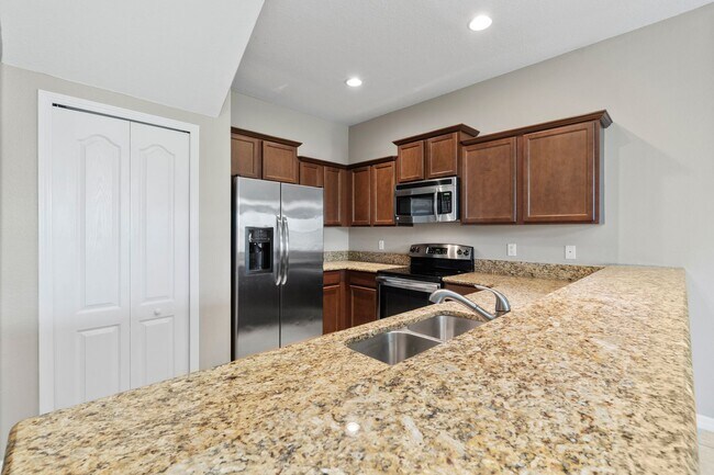 Building Photo - 4/2.5 Town Home w/ Loft and Office in Harr...