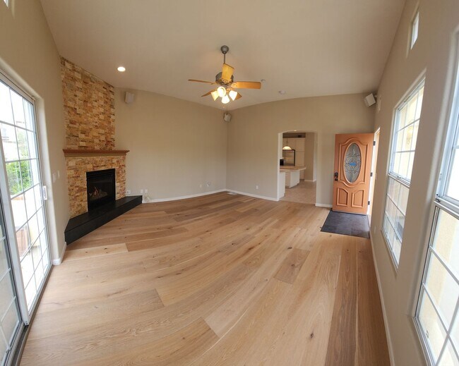Building Photo - Contemporary Beautiful Spacious 4 bed 3 bath home