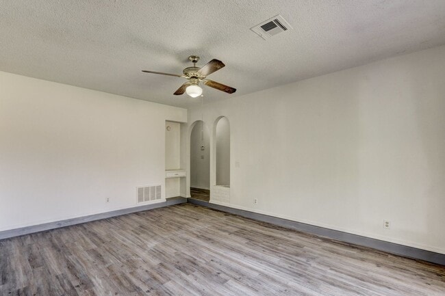 Building Photo - Cozy & Stylish Living Near ESA Park with F...