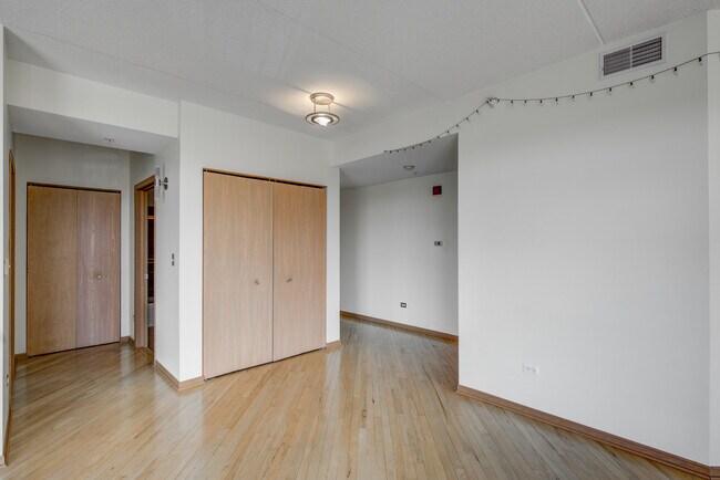 Building Photo - 515 Main St