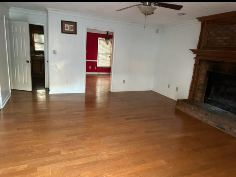 Building Photo - 4350 Village Square Ln