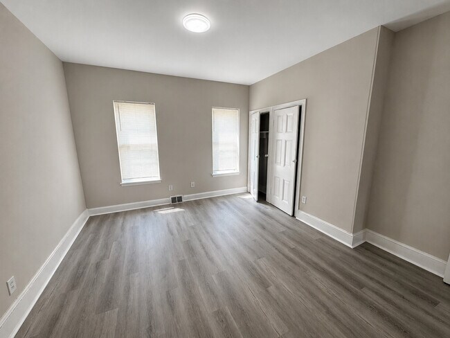 Building Photo - 811 W Cumberland St