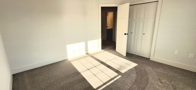 Building Photo - 3 Bedroom 2.5 Bathroom Available in Elizab...