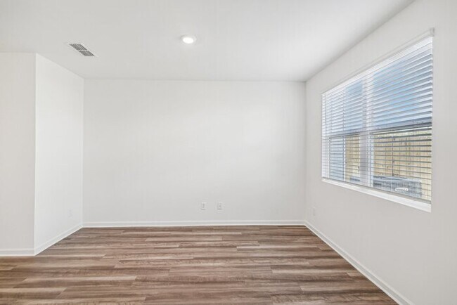 Building Photo - Fantastic 3bd/2ba home! Let yourself in!