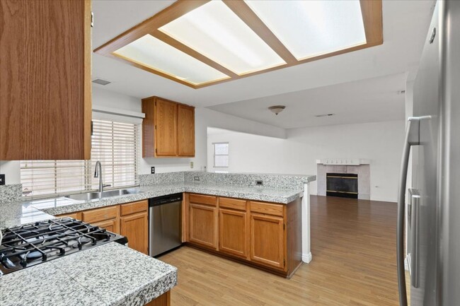 Building Photo - Fantastic 4 Bedroom 1 Bedroom Downstairs, ...