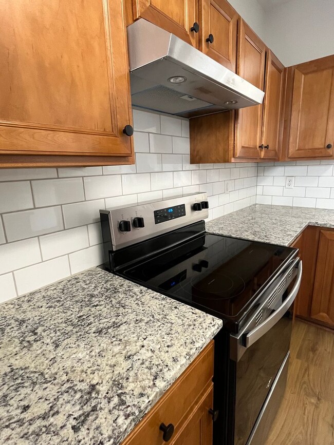 Building Photo - Newly Renovated 3 Bed, 2.5 bathroom Townhome