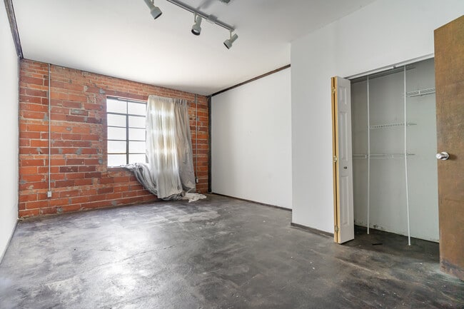 Building Photo - 2602 Kings Rd