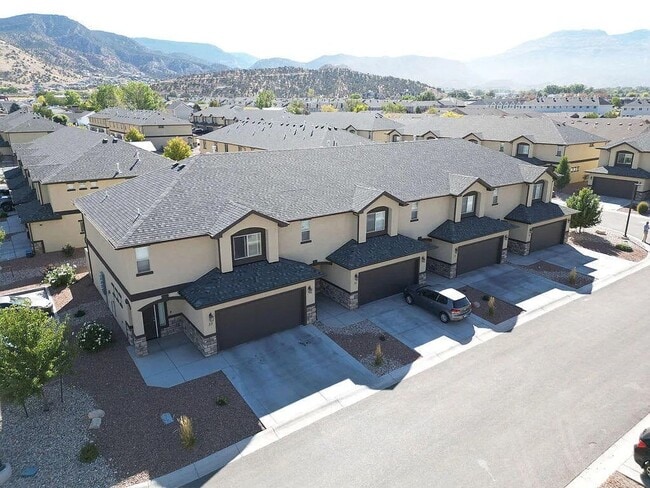 Building Photo - Bright and Spacious 3 Bedroom Townhome.