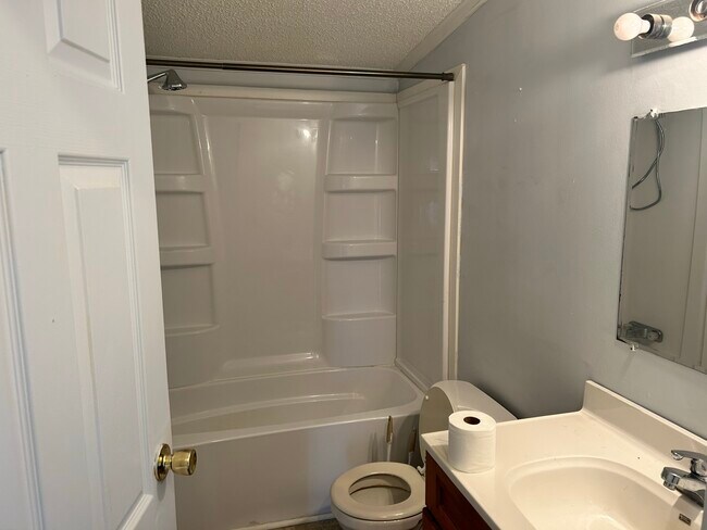 Building Photo - 1409 E Borley Ave