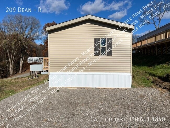 Building Photo - 209 Dean-R