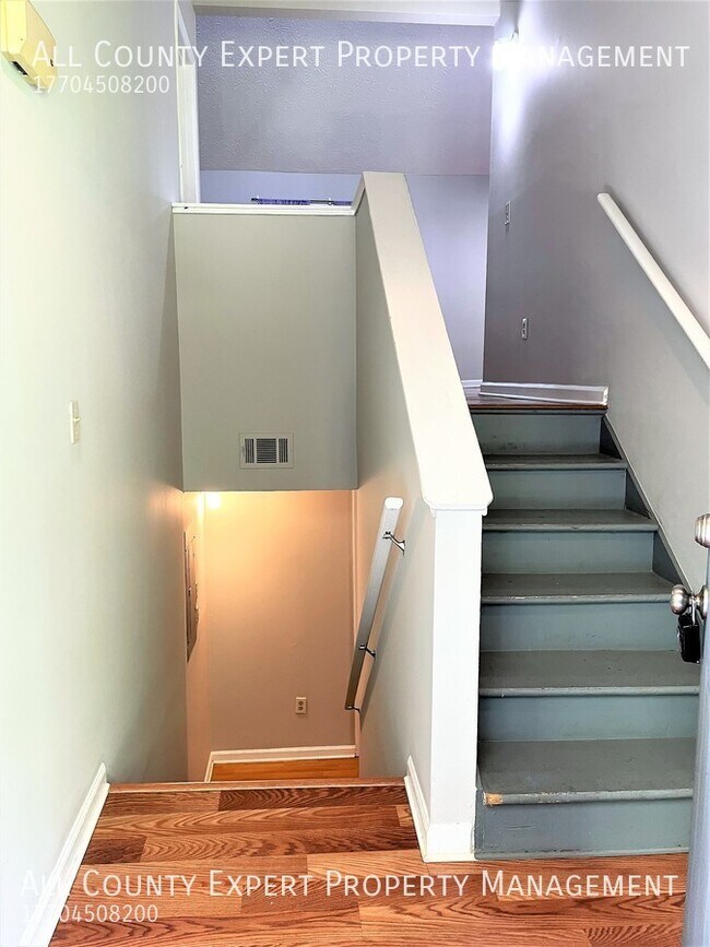 Building Photo - Near Lake Lanier - Great 2 bedroom duplex