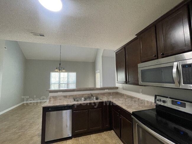 Building Photo - 28 White Pine Way