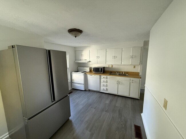 Building Photo - 404 Ewing St