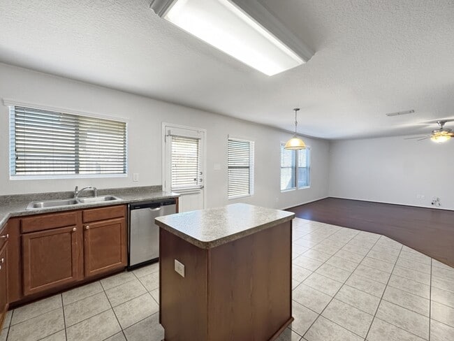 Building Photo - 8139 Ashwood Pointe