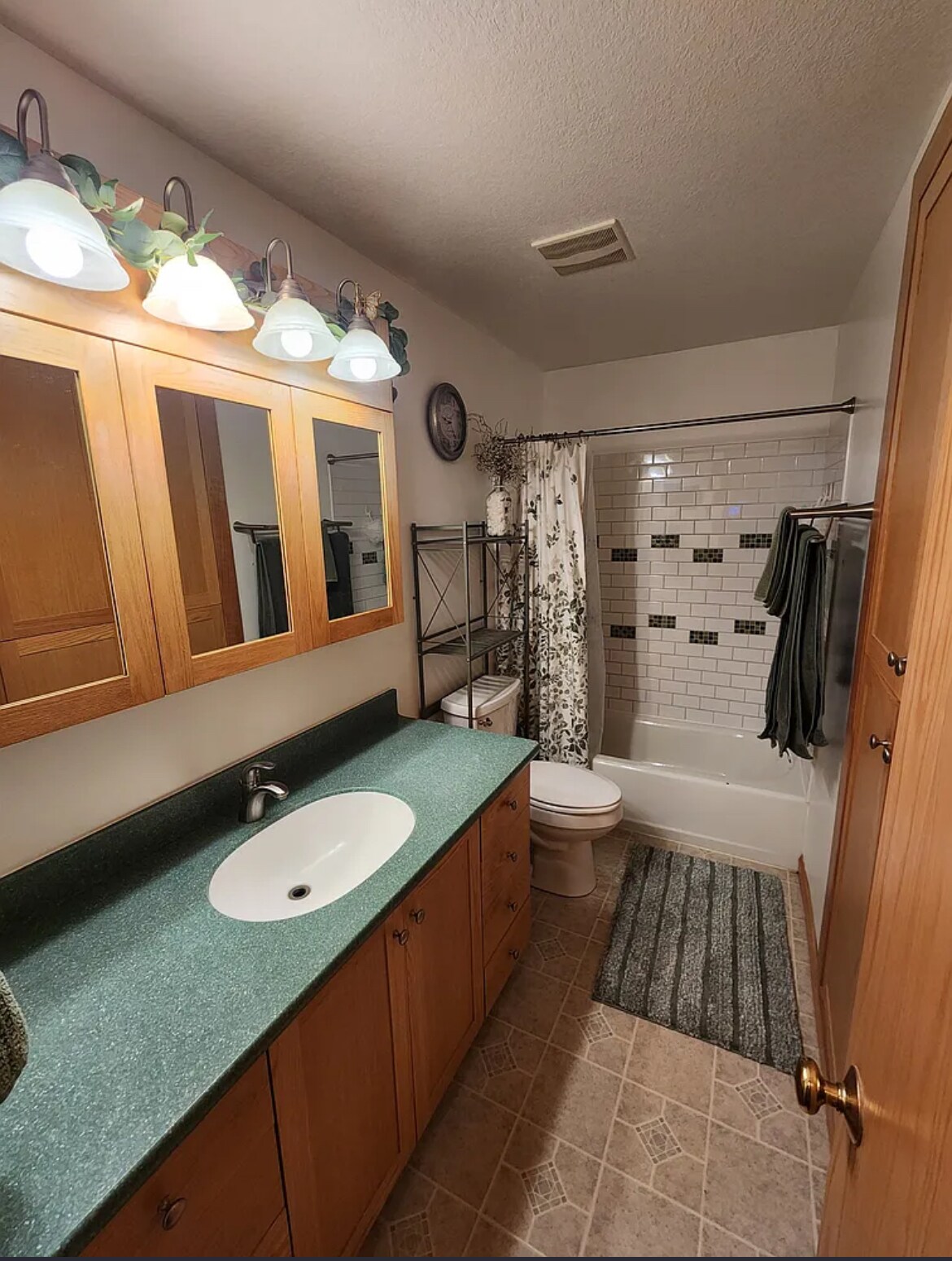 Building Photo - 210 NE 12th Street Pl